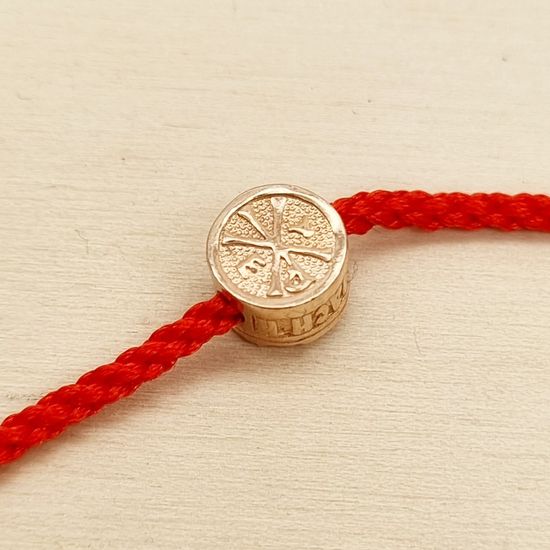 Красный браслет с позолоченным тапочком Спиридона и бусиной