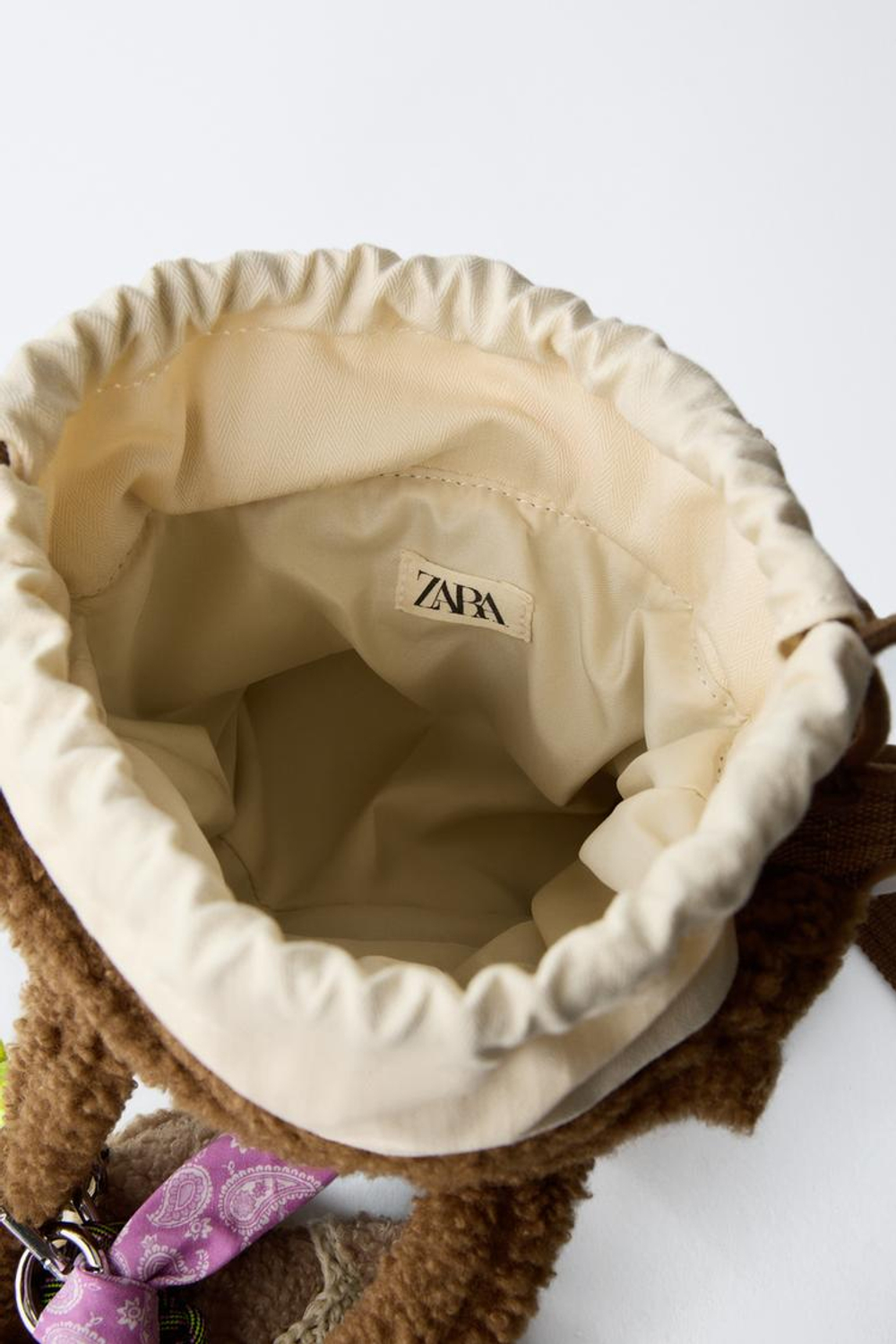 ZARA МИНИ-СУМКА ИЗ ИСКУССТВЕННОЙ ОВЧИНЫ С ПОДВЕСКАМИ, КОРИЧНЕВЫЙ