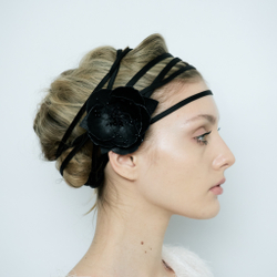 Заколка-пион из черной кожи