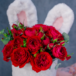 118. Милая композиция с алыми розами в шляпной коробке с ушками