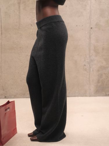 Графитовый кашемировый костюм с глубоким вырезом