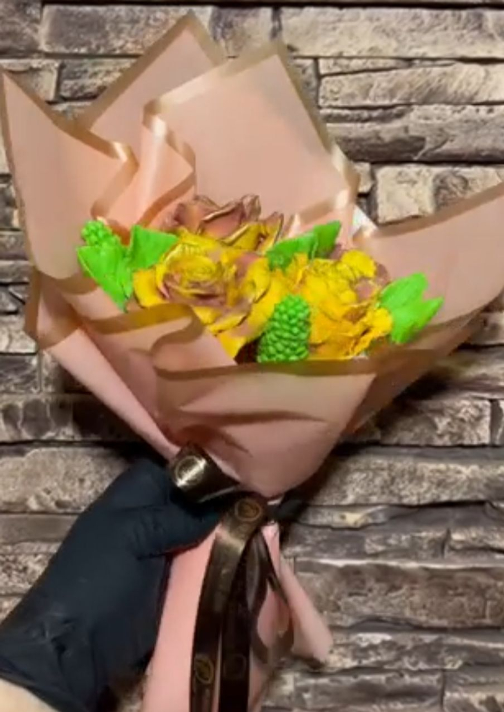 Букет из роз с зеленью
