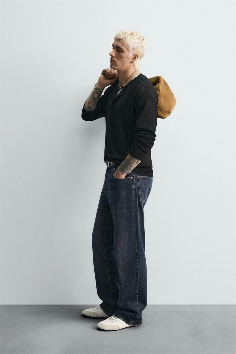 ZARA ТРИКОТАЖНАЯ ФУТБОЛКА С ВОРОТНИКОМ НА ПУГОВИЦАХ, ЧЕРНЫЙ