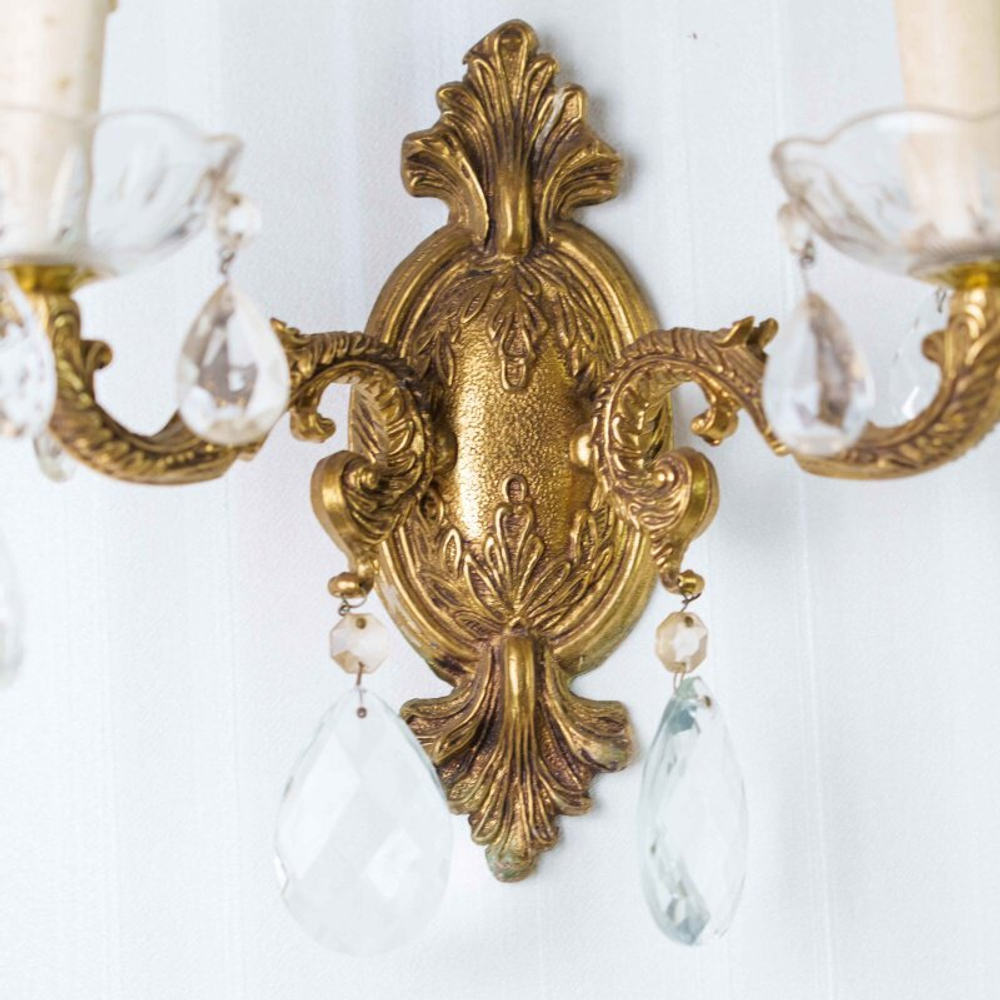 Пара изысканных настенных бра с хрустальными подвесками в стиле Людовика XV