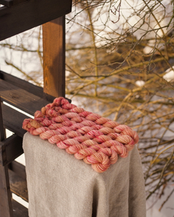 Носочная пряжа с добавлением шерсти "Лепестки пиона" 20 г