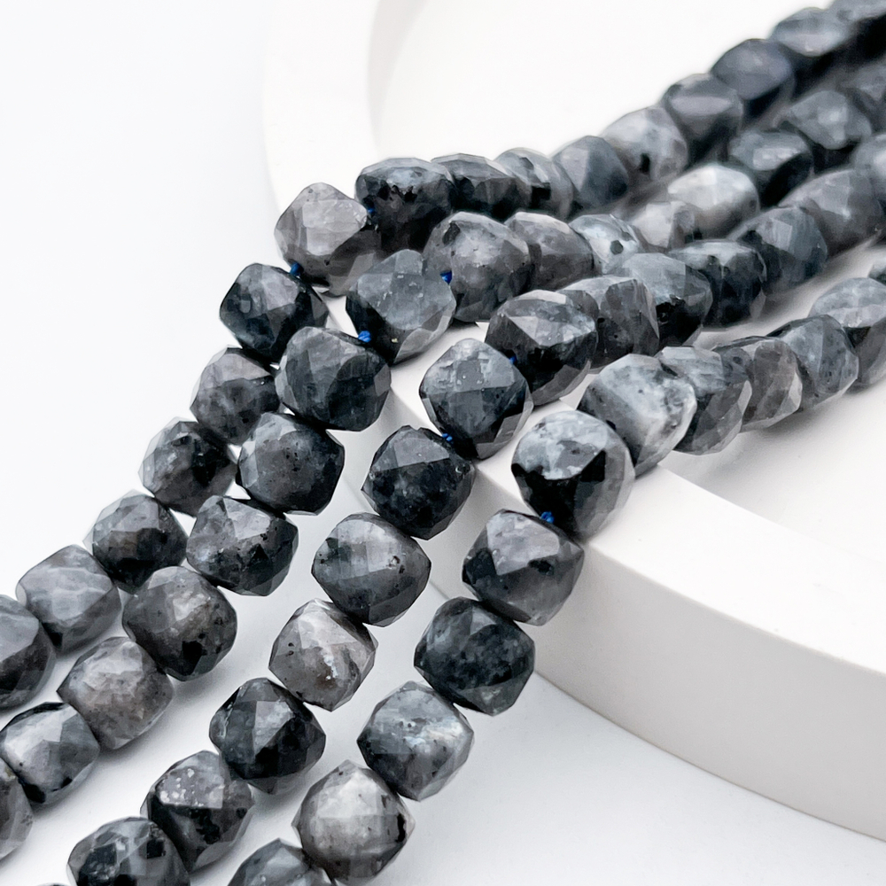 Ларвикит бусины, куб с огранкой, размер около 6,6-6,8 мм, цена за 14 шт (1/4 нити)