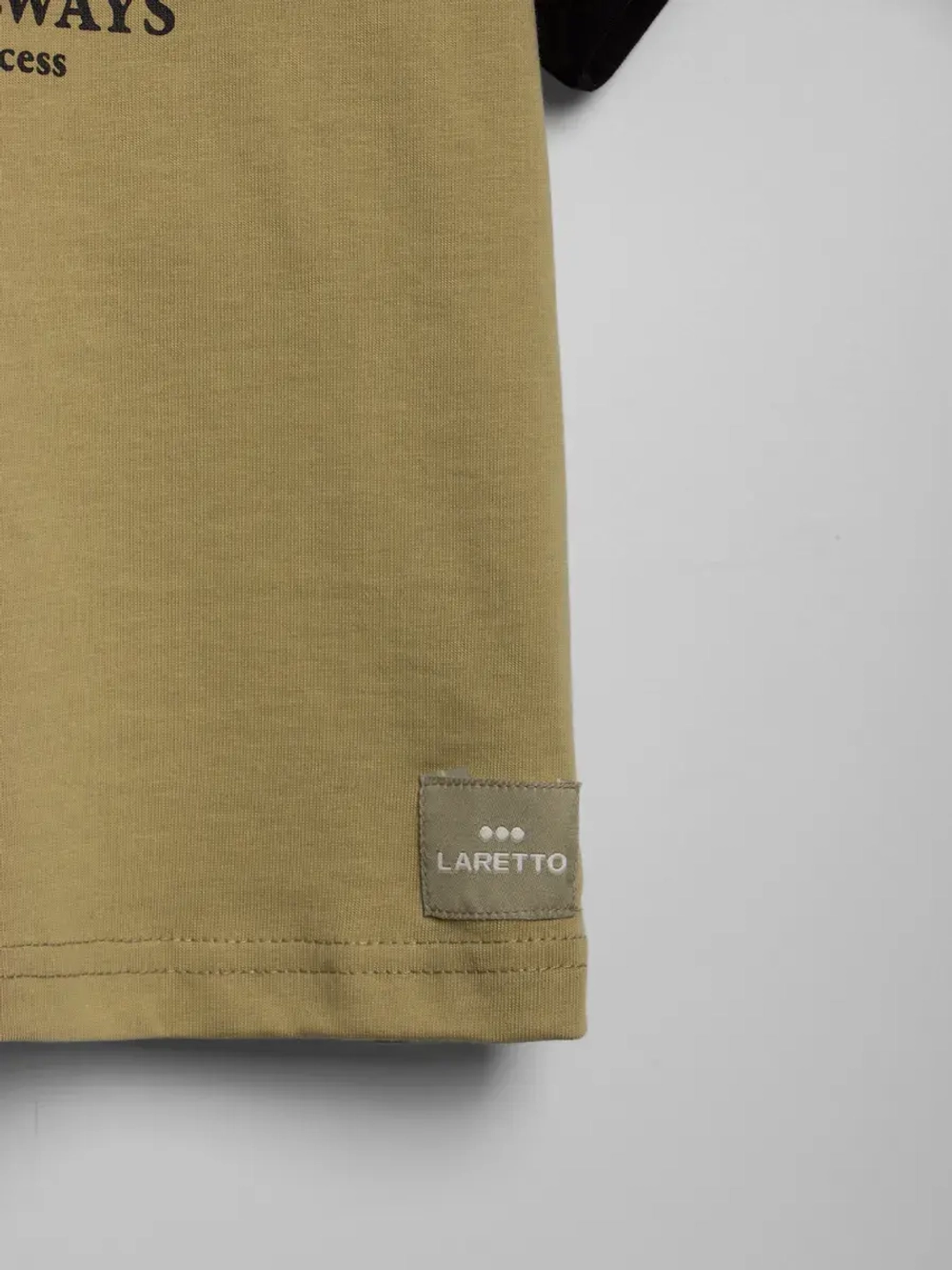 Бежевая спортивная футболка для мальчика