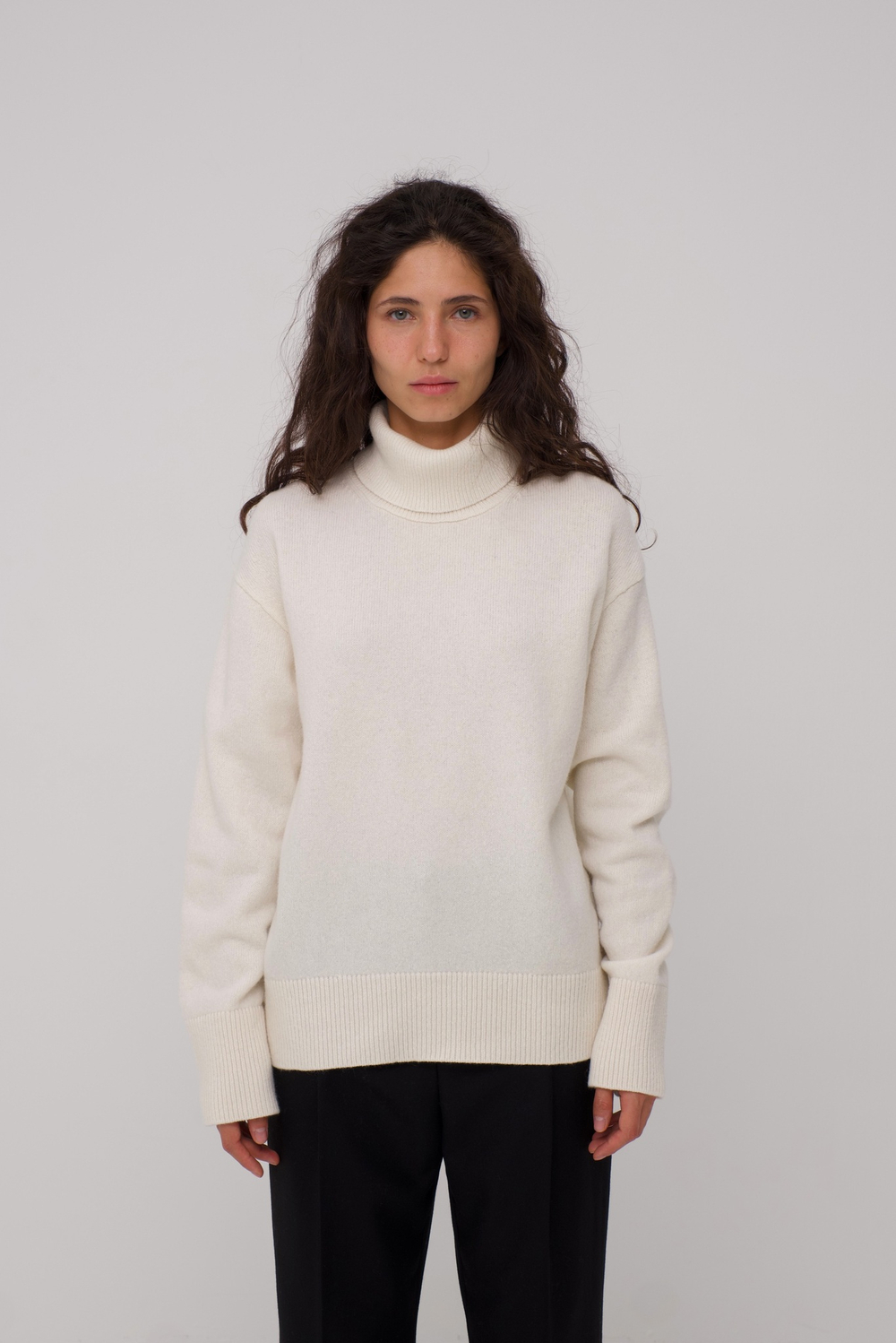 Дефект полотна. Пятно. Джемпер Special 2.0 из мериноса и кашемира. С высоким воротом. Цвет молочный. Размер SM. №2