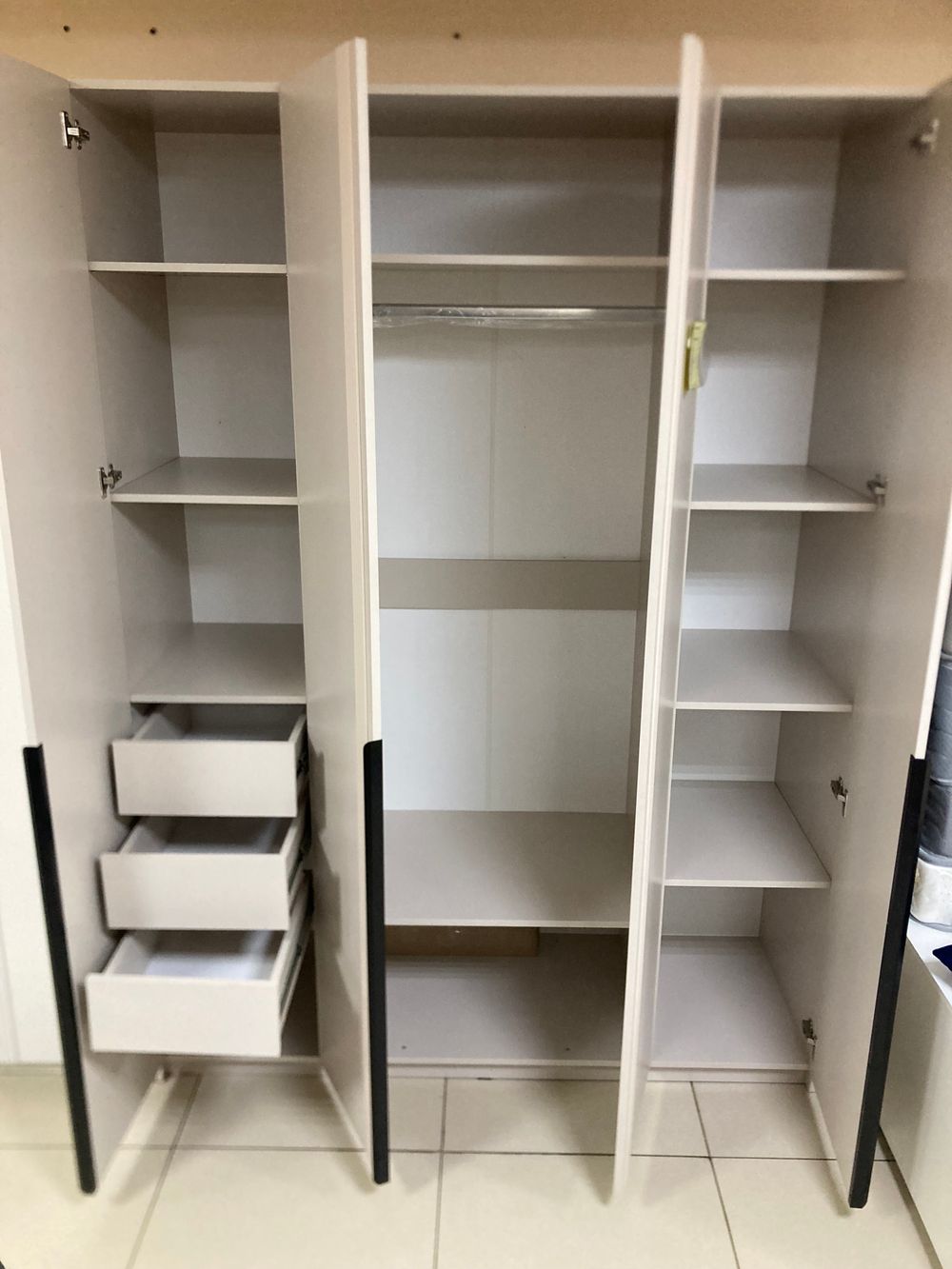 Шкаф 4-х створ. с 3-мя ящиками Ольга-6 белый