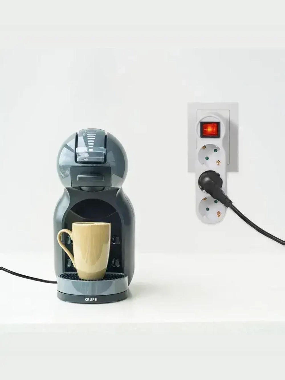 Разветвитель тройник с выключателем на 3 розетки, тройник электрический 16А, с заземлением, черный