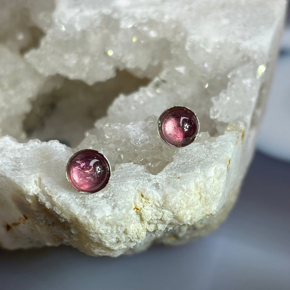 25360 *Турмалин серьги пусеты 6мм покр. серебро (Заряжено на Удачу)