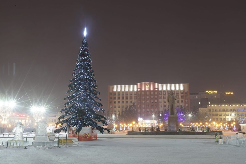 Светодинамическая елка ствольная - встроенная гирлянда: Теплый свет - "Таежная" от 11 до 21 м