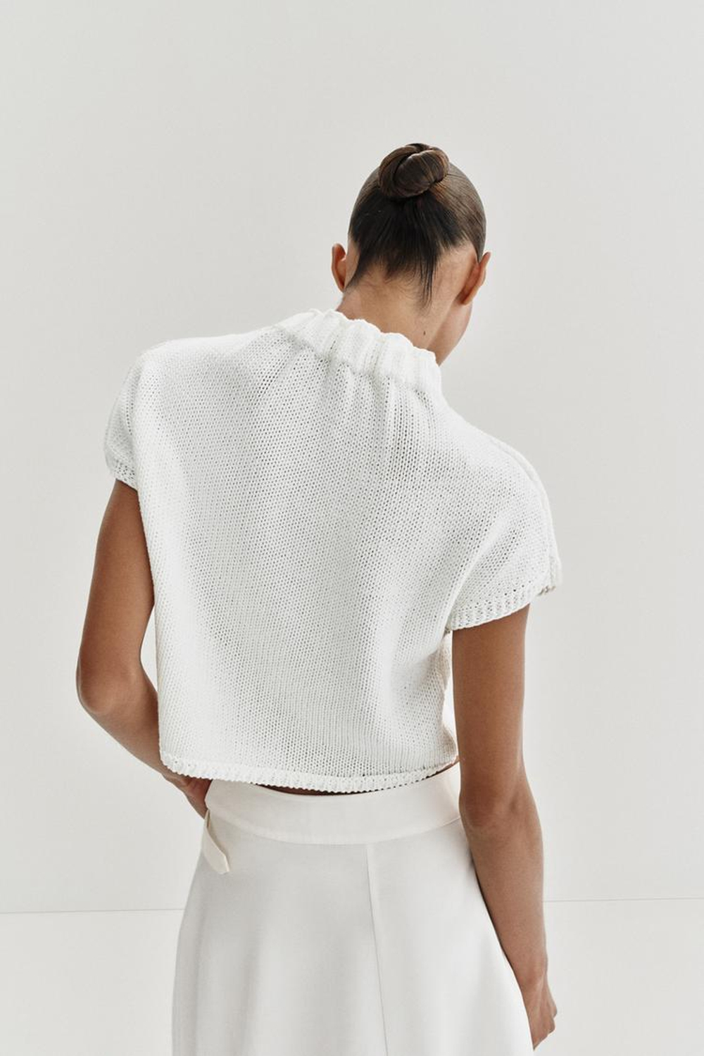 ZARA ТРИКОТАЖНЫЙ ТОП С ВОРОТНИКОМ СО СБОРКАМИ, БЕЛЫЙ