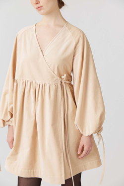 Платье на запах с широкими рукавами длины мини из бежевого бархата