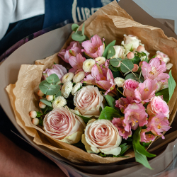 Розовые розы Эквадор с альстромерией в оформлении
