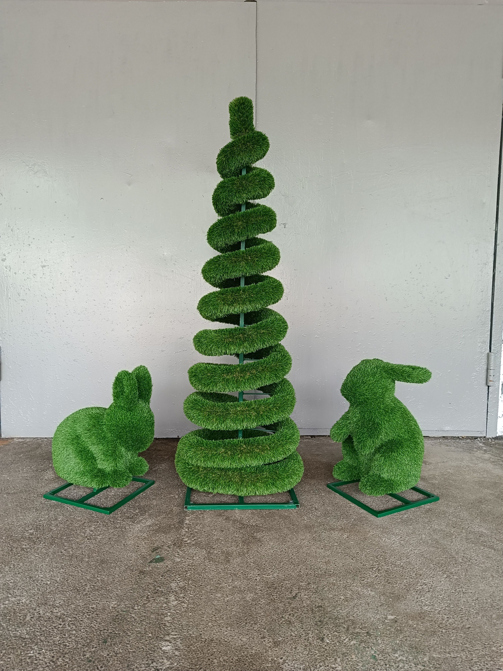 Зайчик сидячий прямо высокий