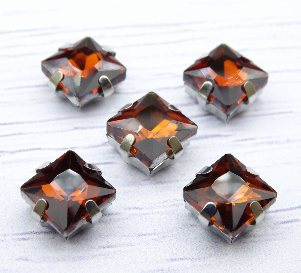 КЦ028НН8 Хрустальные стразы квадратной формы в цапах, цвет: янтарный, размер: 8 мм, 7 шт/упак.
