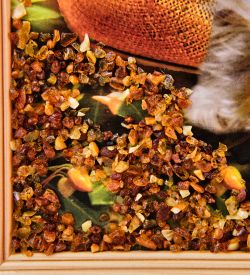 AMB-51/53 Картина «Дружная семейка котят и щенка» (с янтарной крошкой) дер.рамка 21х30