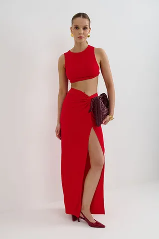 Топ укороченный с перекрутом из вискозы красного цвета