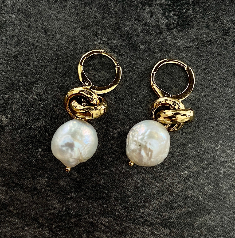 Серьги из натурального жемчуга на замке левербек, оттенок золото антик