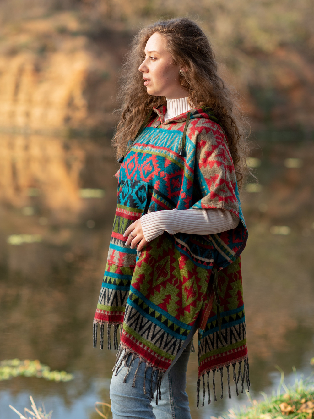 Пончо шерстяное с орнаментом