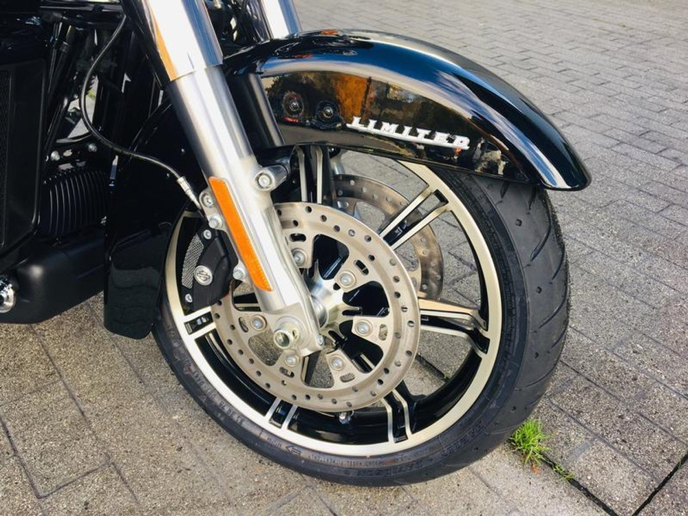 Ultra Limited, Harley-Davidson (FLHTK), 2021 vivid black