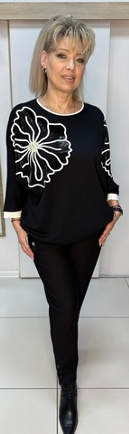 Нарядный черный джемпер с белым стразовым принтом