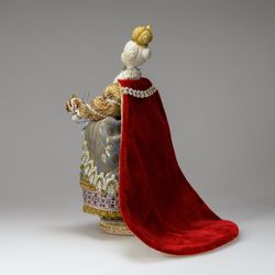 Императрица - кукла на подставке