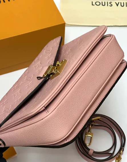 Сумка Louis Vuitton Pochette Metis розовый