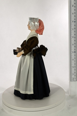 Кукла фарфоровая в костюме служанки 18 века Шоколадница Лиотара