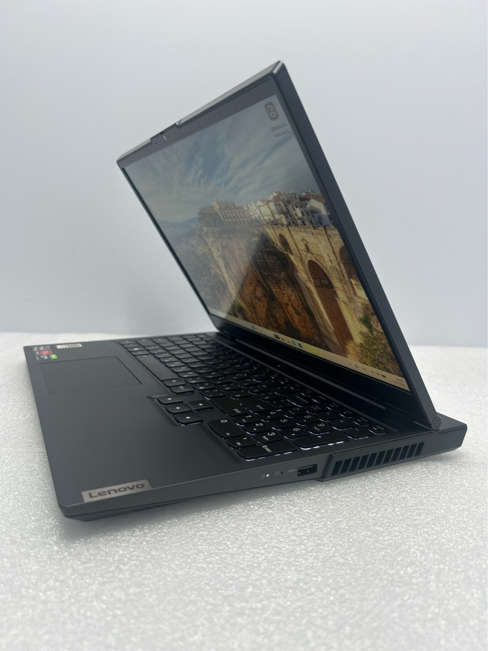 Ноутбук Lenovo Legion 5 15ARH05 (82B5008JRU) 15.6"/AMD Ryzen 5 4600H/RAM 8 GB/SSD 256 GB/ GeForce GTX 1650/1920 x 1080/IPS/Windows 10/Подсветка кл-ры:LED/черный. Состояние: B1