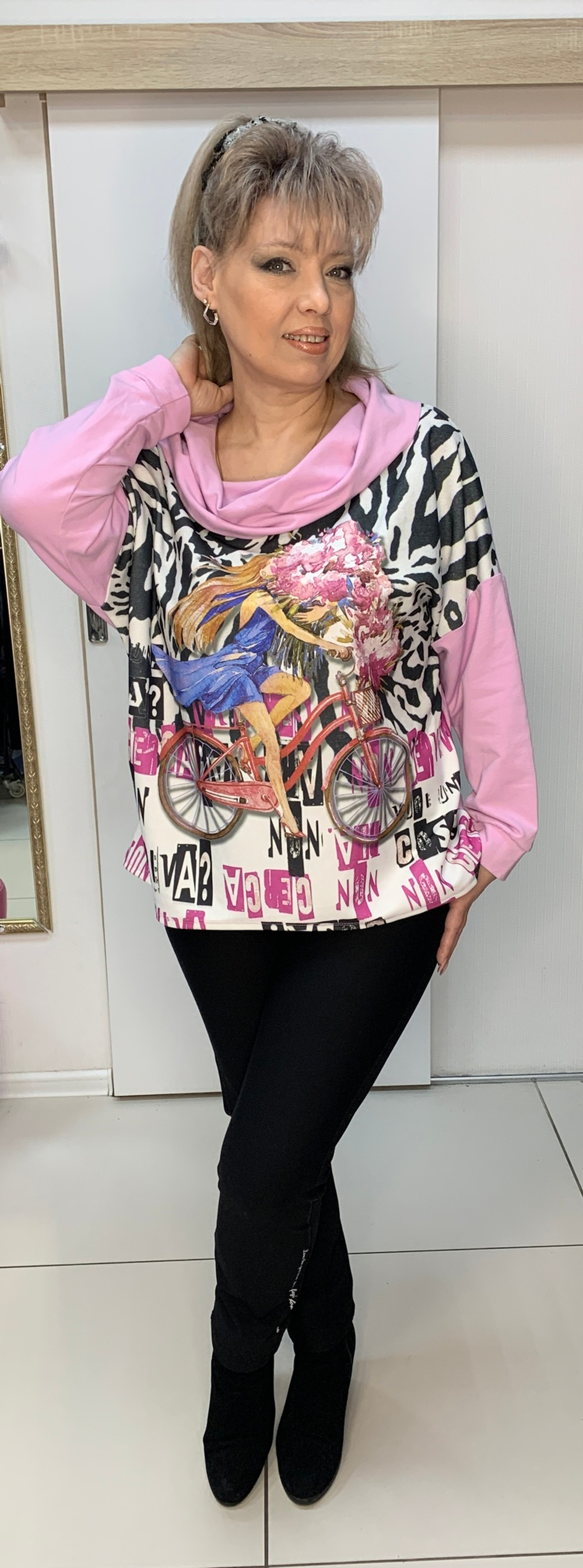 Яркий принтовый джемпер-толстовка с капюшоном