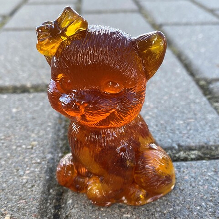 Кошка бантик на ушке