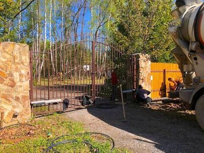 Начался монтаж фундамента для нового механизма ворот на въезде в Юго-Восточную часть «Романовского Парка»