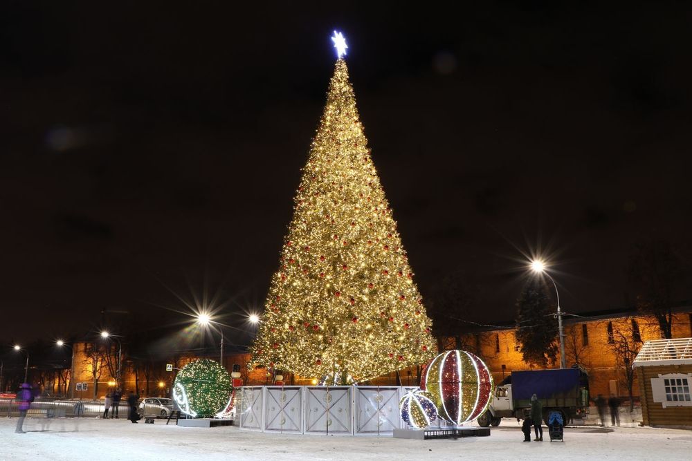 Светодинамическая елка ствольная: с встроенной гирляндой - "Альпийская" 14 м