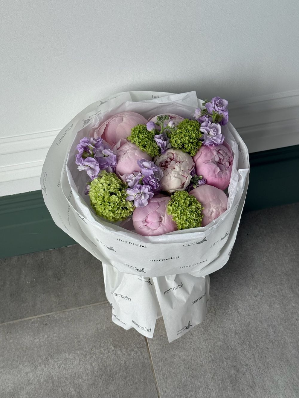 Букет сборный из пионов, вибурнума и маттиолы