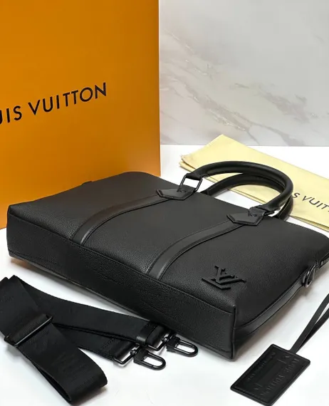 Портфель Louis Vuitton Takeoff из коллекции Aerogram, черная