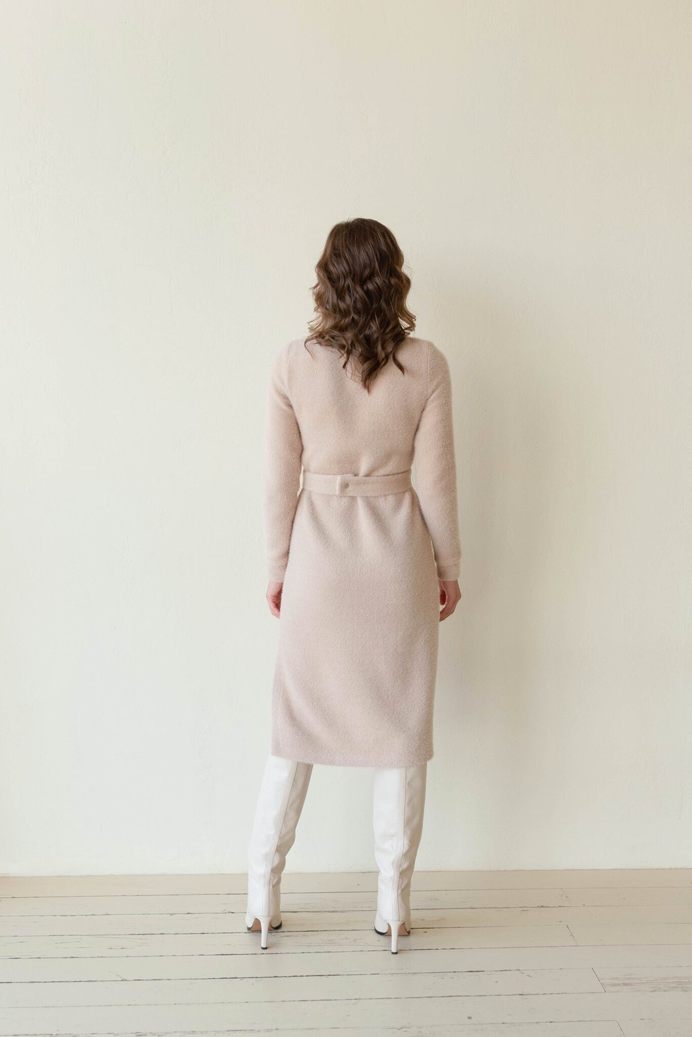 Платье бежевое теплое с вырезом на груди из вискозы