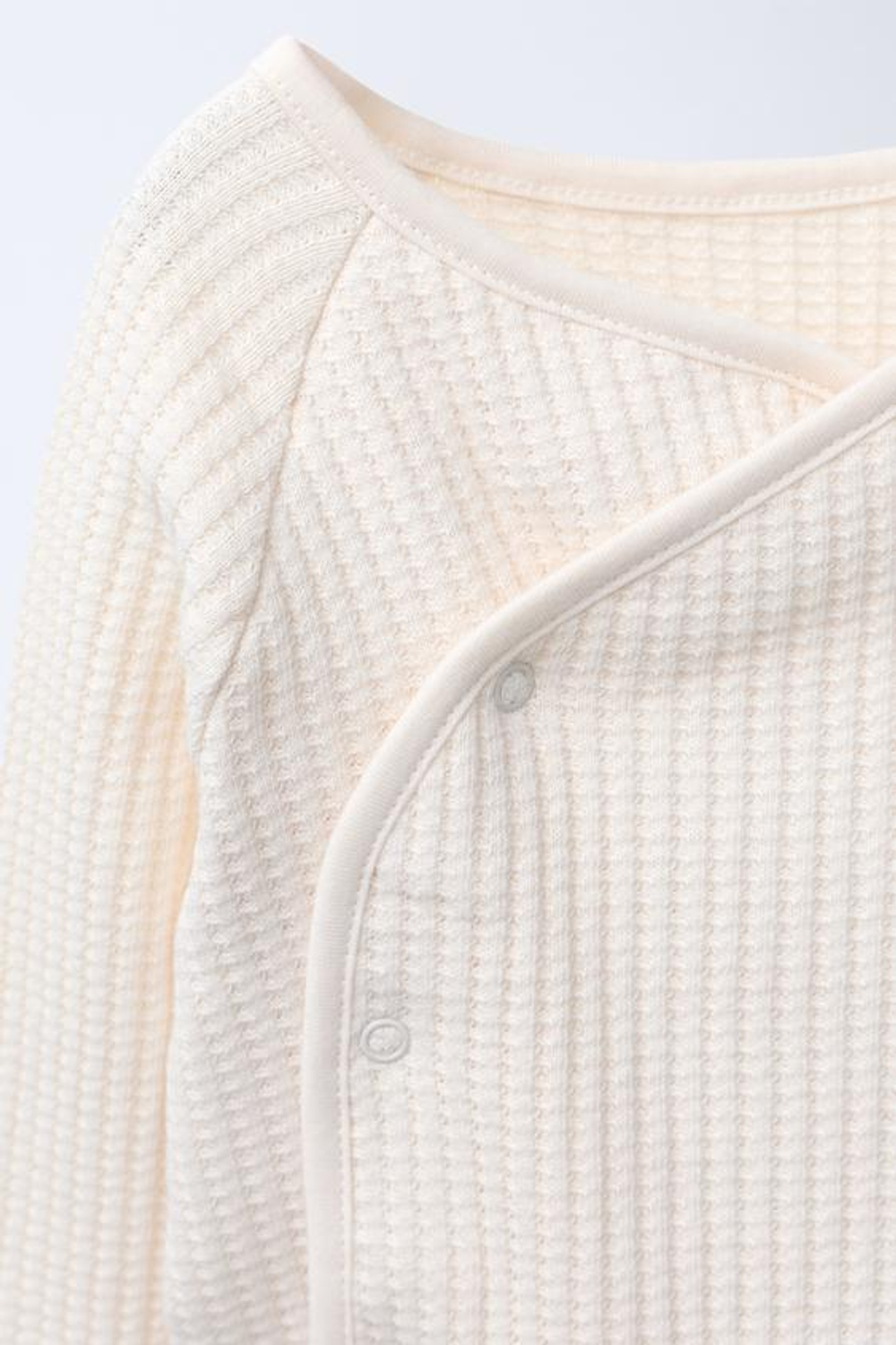 ZARA КОМПЛЕКТ ИЗ ФУТБОЛКИ И ЛЕГГИНСОВ С РЕЛЬЕФНОЙ ТЕКСТУРОЙ, ЭКРЮ