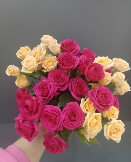 Индивидуальный букет из кустовых роз