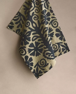 ZARA HOME X NANUSHKA ЛЬНЯНОЕ ПОЛОТЕНЦЕ С ЦВЕТОЧНЫМ РИСУНКОМ, ТЕМНО-СИНИЙ