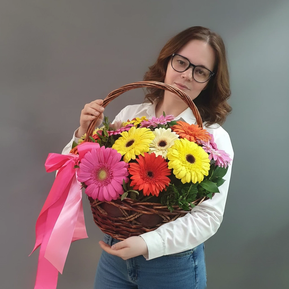 17 крупных гербер (жёлтая, кремовая, оранжевая, красная, розовая) с фисташкой в плетёной корзине.
