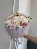 Сборный  букет из хризантемы, гортензии, лизиантуса и роз