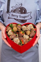 Сердце с клубникой в шоколаде "Золотое мерцание"