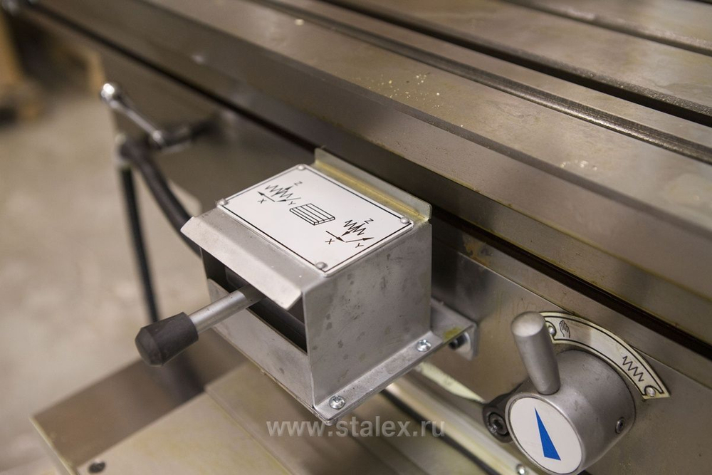 Широкоуниверсальный фрезерный станок Stalex MUF150 Servo
