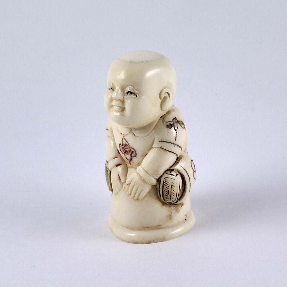 Нэцкэ Ребенок Карако на кастрюле