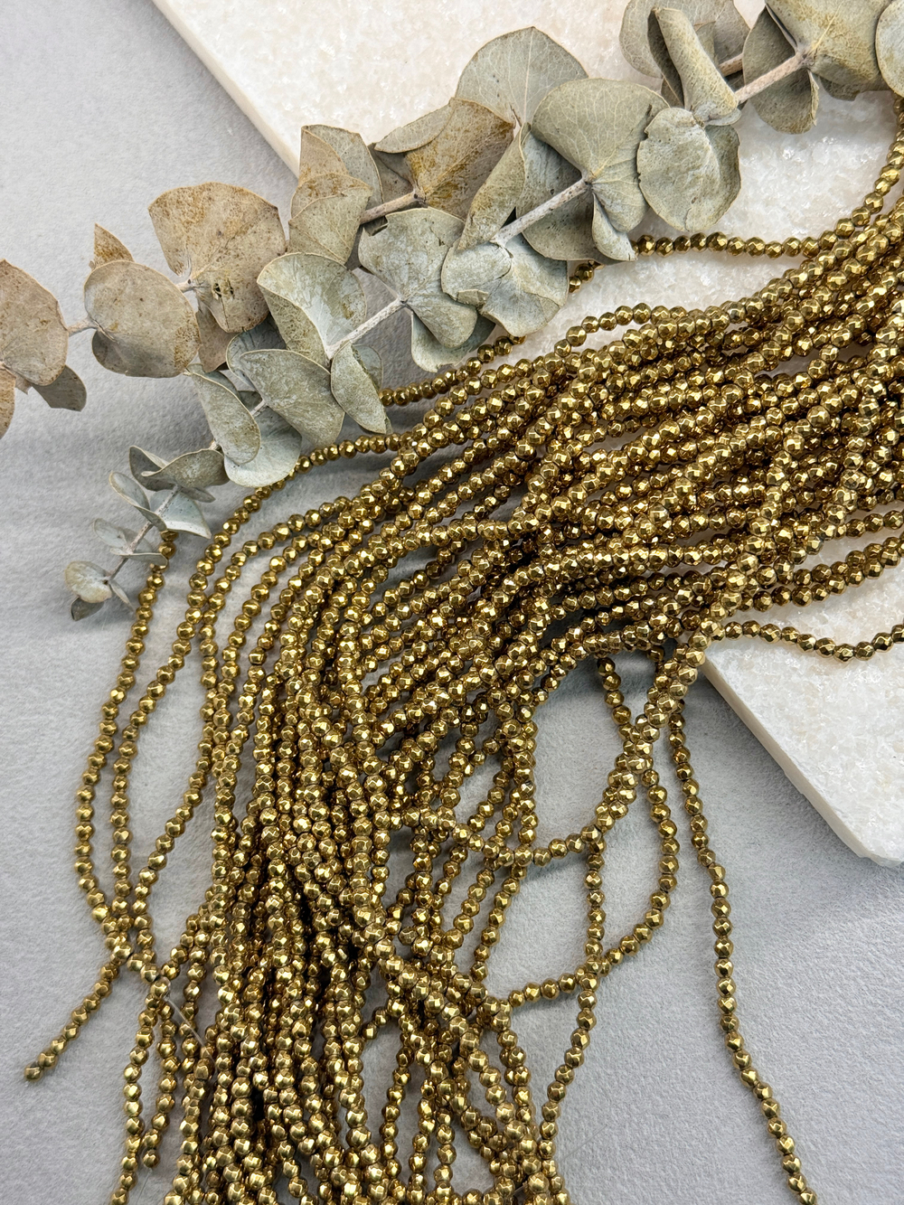 Гематит темное золото, граненный шар 3 мм, нить 40 см