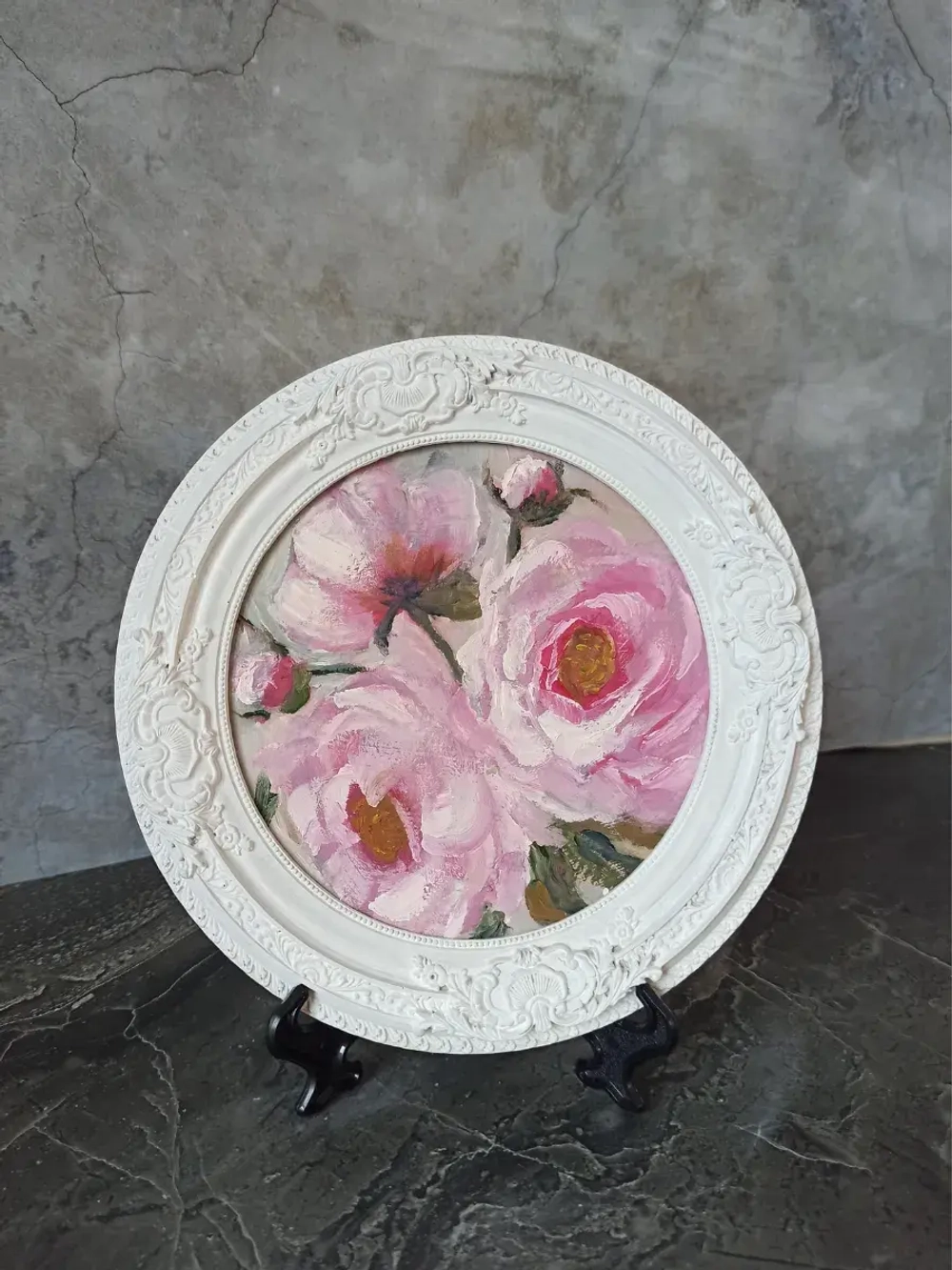 Картина в круглой рамке