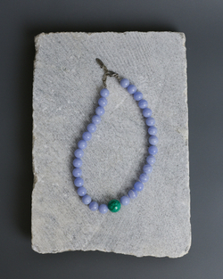 Бусы из сапфирина с акцентной бусиной из малахита