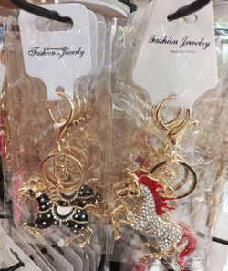 Брюлок с символом года.